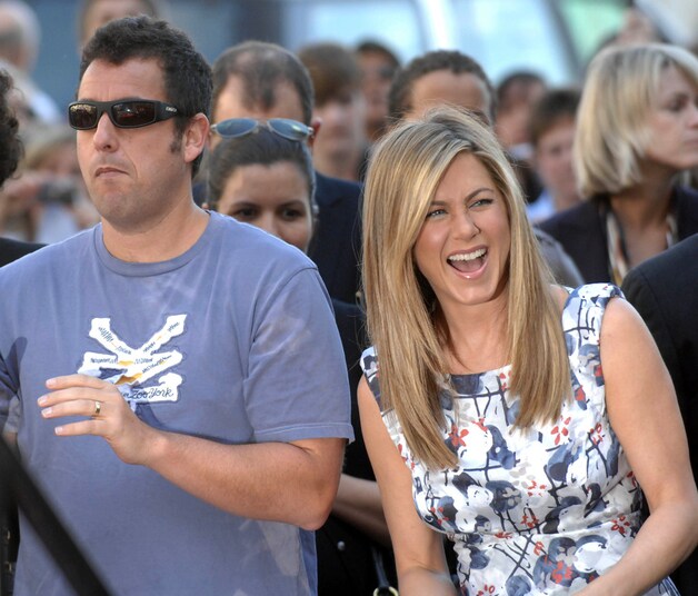 Jennifer was duidelijk geamuseerd met de speech van collega Adam Sandler.