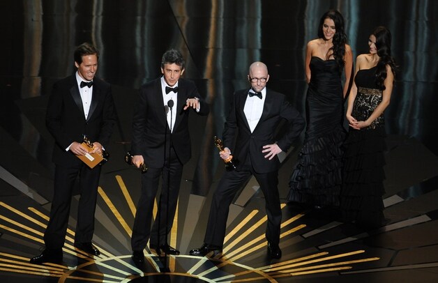 Oscarwinnaars Nat Faxon, Alexander Payne en Jim Rash. Die laatste doet een 'Angelina Jolieke'.