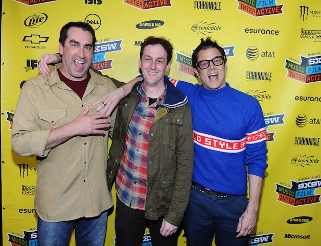 Johnny (uiterst rechts) met collega Rob Riggle en regisseur Todd Rohal (midden).