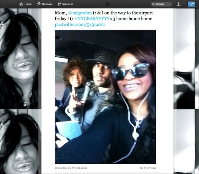 Whitney, Nick en Bobbi Kristina op de foto die Bobbi Kristina rond Kerstmis vorig jaar twittterde.