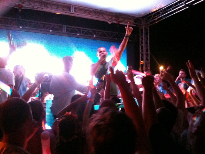 Een uitgelaten en goedgemutste Afrojack zweept de feestgangers op.