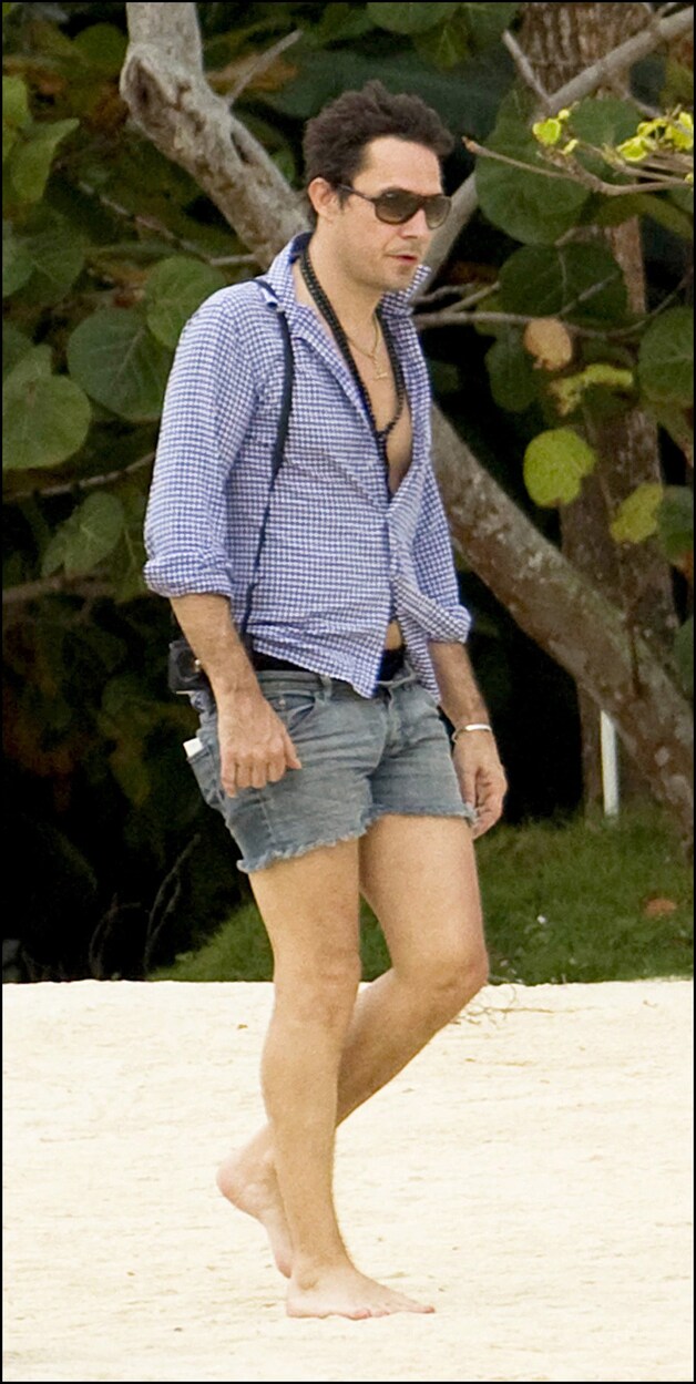 Jamie Hince met hotpants en diep decolleté.