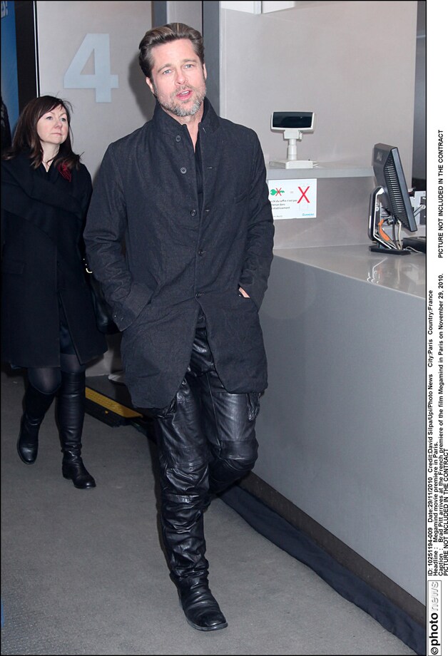 Brad Pitt met lederen broek.