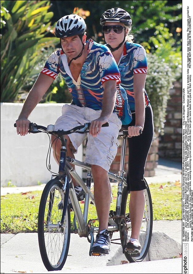 Rebecca Romijn op de tandem met haar man