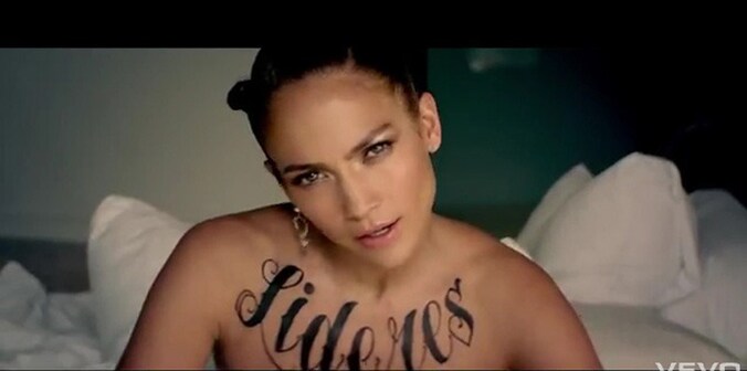 Jennifer Lopez met in het groot 'Lideres' op haar borstkas, wat het Spaanse woord is voor 'leider'. © videostill YouTube