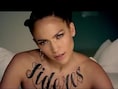 Jennifer Lopez met in het groot 'Lideres' op haar borstkas, wat het Spaanse woord is voor 'leider'. © videostill YouTube