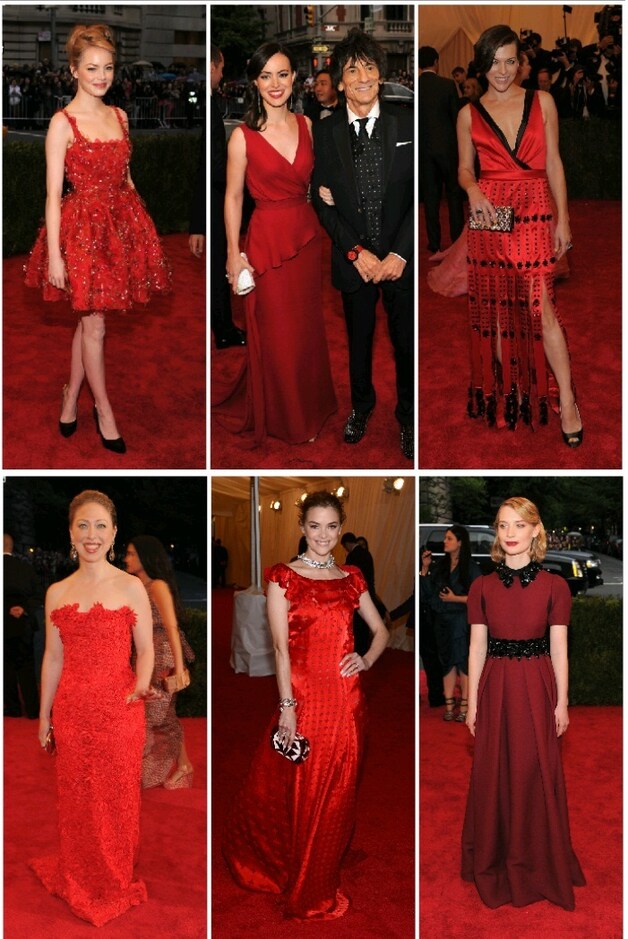 De dames in hetr rood: Emma Stone, Sally Humphries, Milla Jovovich, Chelsea Clinton, Jamie King en Mia Wasikowski.