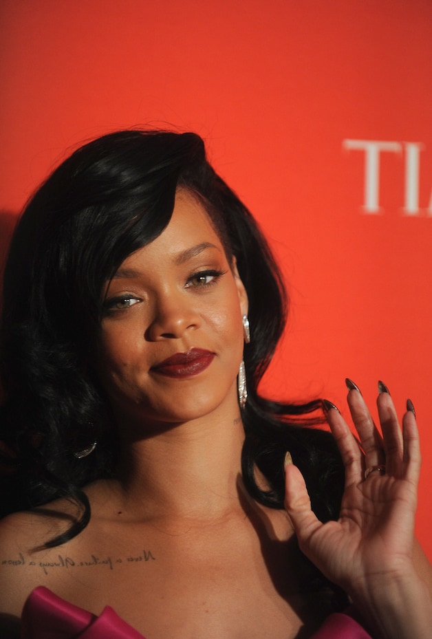 Zangeres Rihanna met valse nagels.