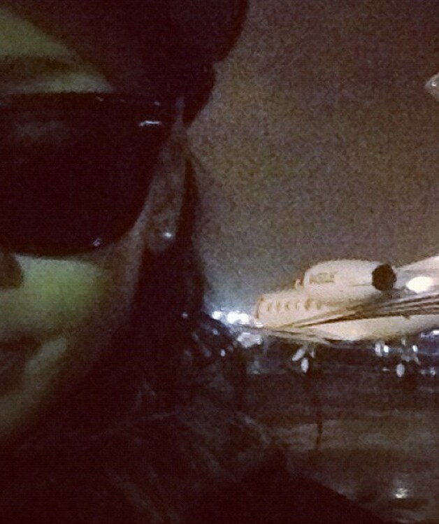 Vier uur na de verontrustende ziekenhuisfoto stelde RiRi haar fans gerust met deze foto op de luchthaven. © Twitter