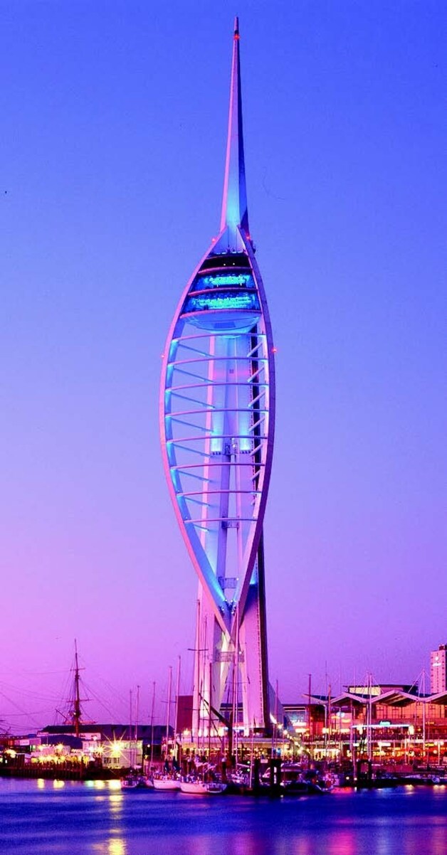 De Spinnaker Tower is geïnspireerd op een zeil en ligt vlak bij het nieuweMary Rose Museum.