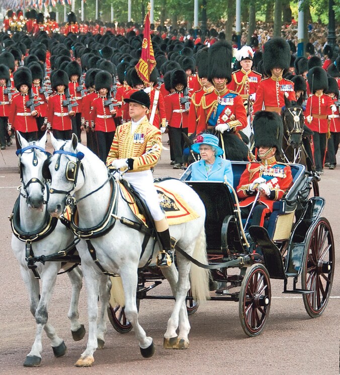 Queen Elisabeth tijdens 'Trooping The Colour', de jaarlijkse verjaardagsceremonie.
