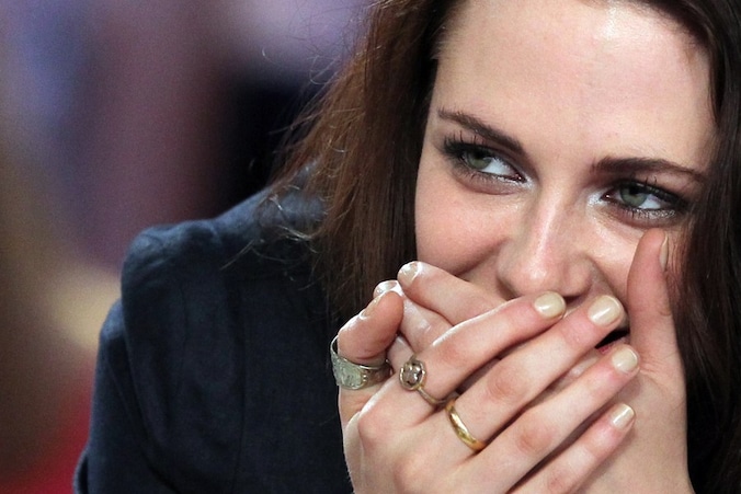 Wat een jetlag met een mens kan doen... Actrice Kristen Stewart stapte per ongeluk in het privé-jet van tegenspeelster Charlize Theron.