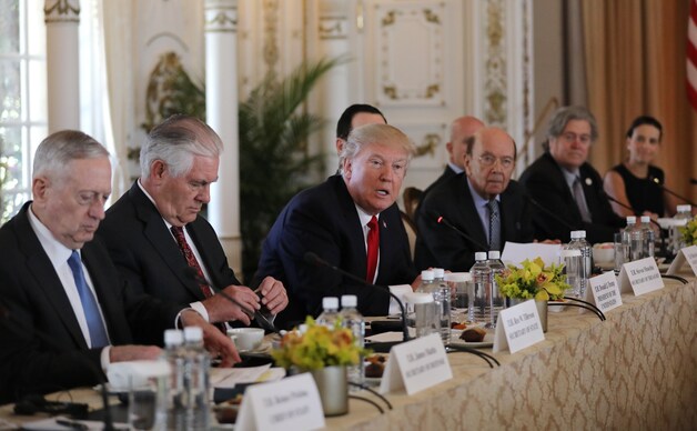 Vlnr. minister van Defensie James Mattis, minister van Buitenlandse Zaken Rex Tillerson en president Trump.