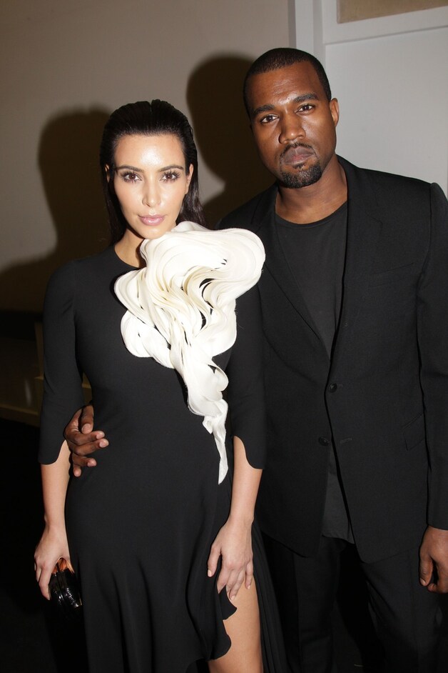 Kanye gaat voor zwart, Kim volgt.