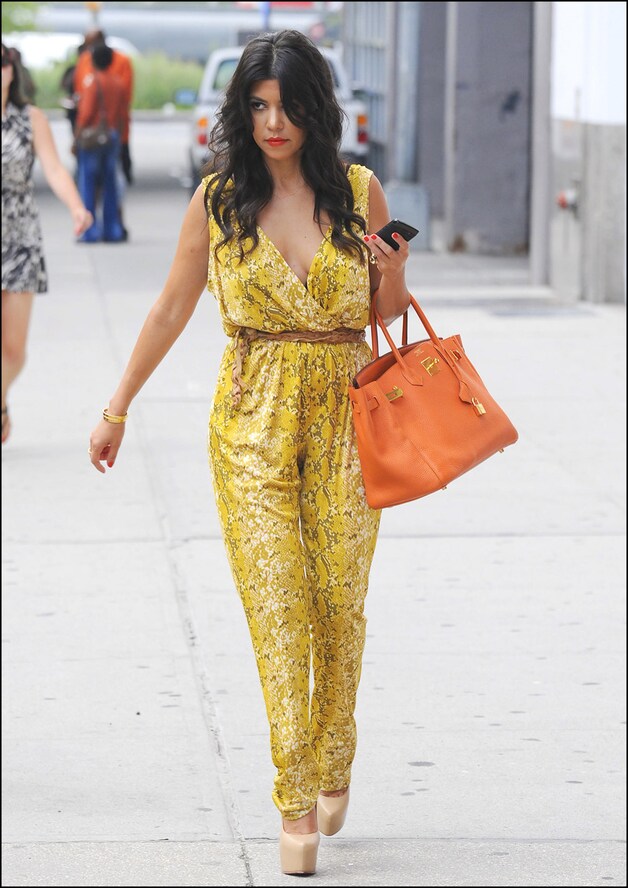 Kourtney met haar feloranje Birkin-handtas.
