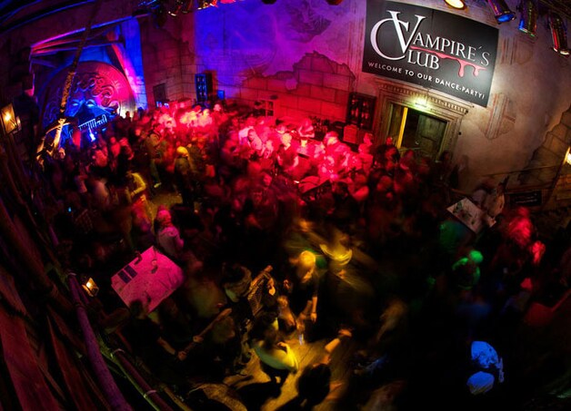 Het feest gaat in de late uurtjes verder in de Vampire's Club.