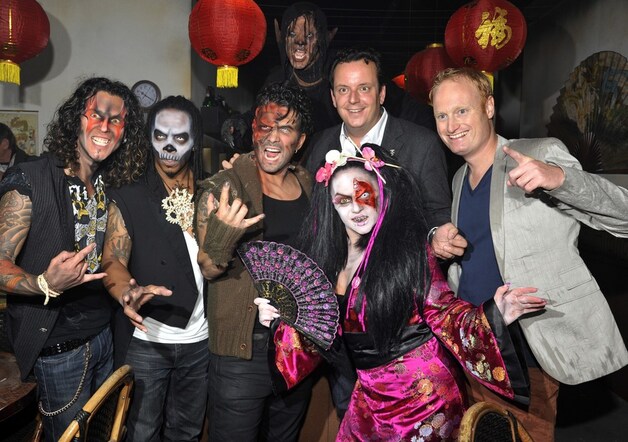 John Ruisch (uiterst rechts) en zijn griezelteam.