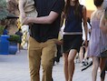 Brooklyn Beckham met zusje Harper op de arm