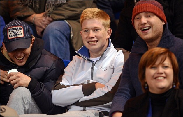 Kevin De Bruyne amuseert zich wel tijdens zijn uitstapje naar Genk.