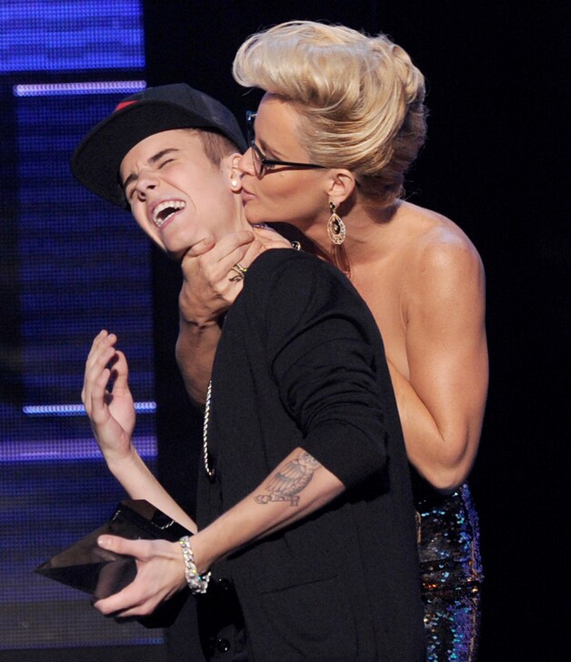 Voormalig Playboymodel Jenny McCarthy grijpt Bieber eens stevig vast.