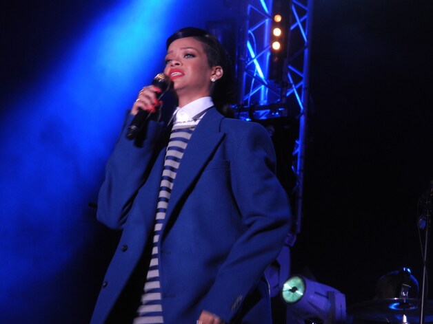 Rihanna zingt 'Diamonds' na het aansteken van de kerstverlichting van het Londense winkelcentrum Westfield, met een jasje van de Vlaamse ontwerper Raf Simons (Dior). Dat kon er af, ze ving immers 6,2 miljoen euro om één nummer te zingen.