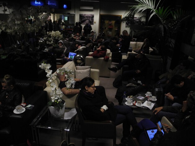 De privé-lounge van Stansted leek wel de slaapplaats van een scoutskamp.