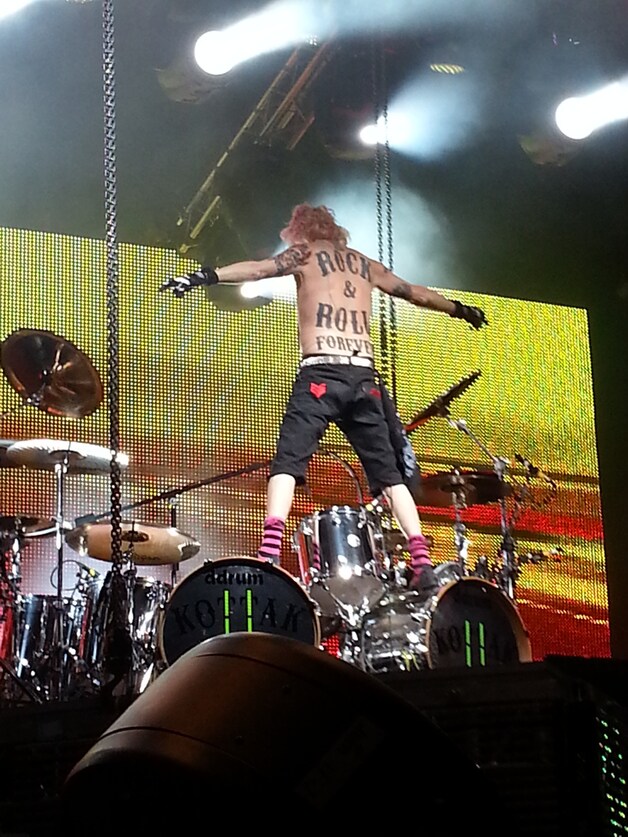 Drummer James Kottak toonde zijn tatoeage.