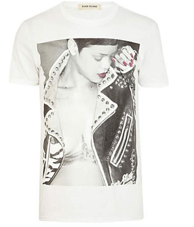 De t-shirt van River Island waar Rihanna op staat.