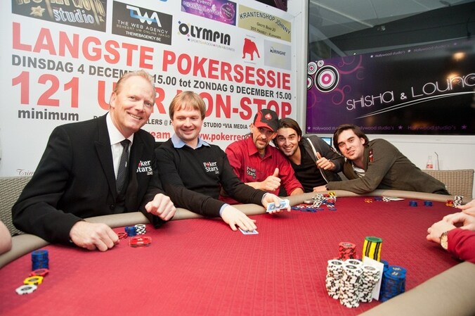 Eric Smellers (m) in gezelschap van de broertjes De Meulder, Marcel Luske en Bram Cops, marketing manager van PokerStars