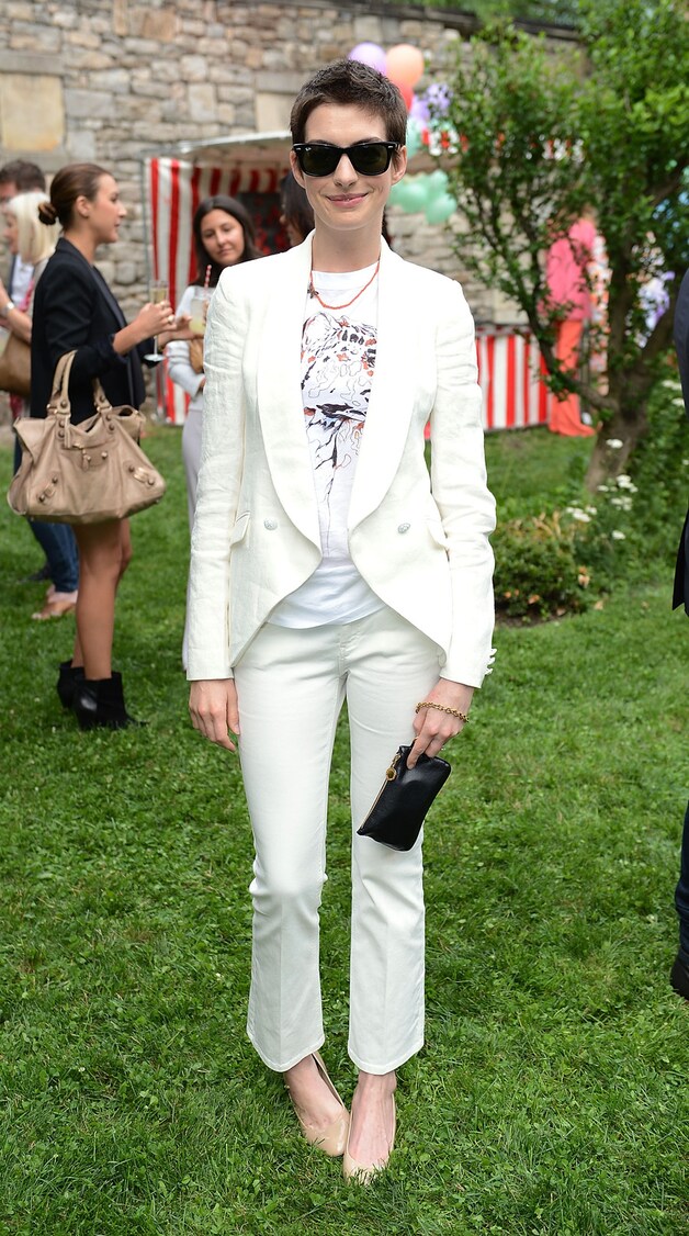 Anne Hathaway met een wit kostuum