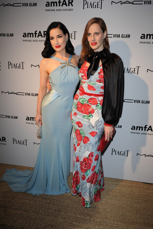 Dita Von Teese met Liz Goldwyn, die één van Dita's ontwerpen draagt