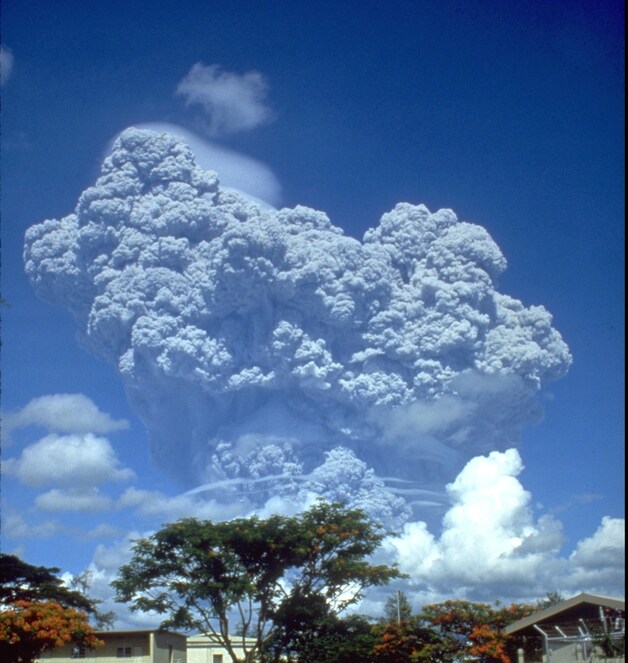 Enkele uren voor de uitbarsting van Pinatubo in 1991.