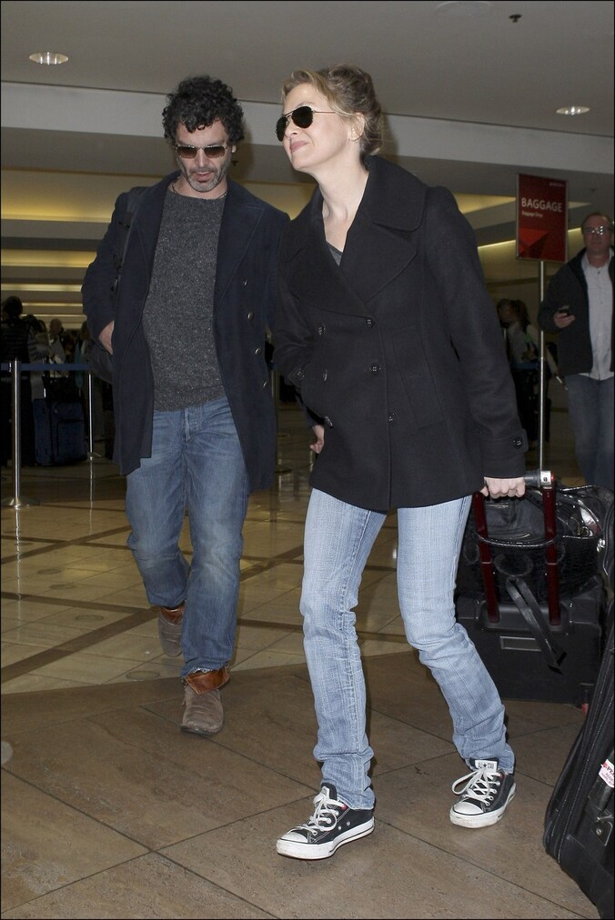 Renee Zellweger en Doyle Bramhall II op de luchthaven van Los Angeles.