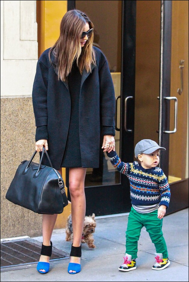 Miranda met een oversized jas en haar favoriete Givenchy-handtas