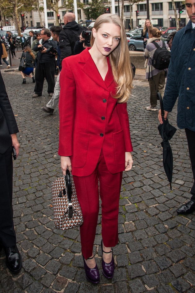 Amanda Seyfried koos voor paarse lippen en schoenen