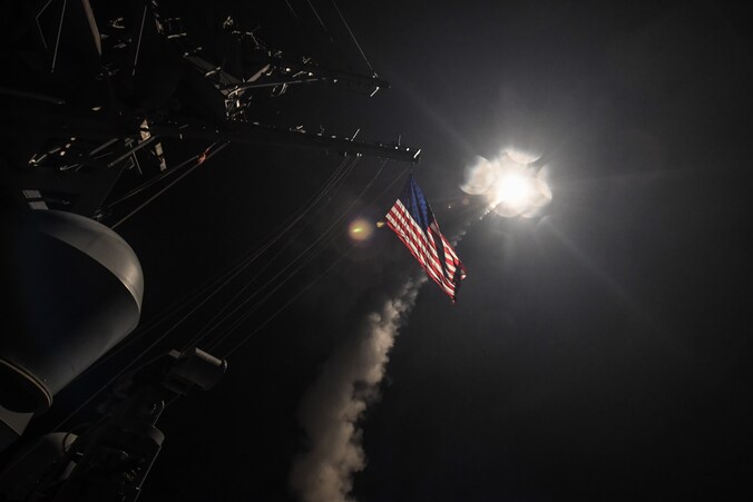Een Tomahawk-raket wordt afgevuurd vanop het Amerikaanse oorlogsschip USS Porter in de Middellandse Zee. In totaal werden er 59 raketten afgeschoten op de Syrische luchtmachtbasis van waar de chemische aanval eerder deze week zou zijn ingezet.