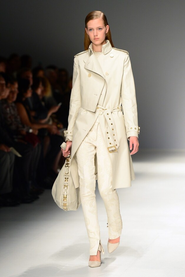 Koop: een (gebroken) witte trenchcoat, zoals deze van Ferragamo