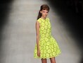 Ga op zoek naar kanten outfits in neonkleurtjes, zoals bij Simone Rocha