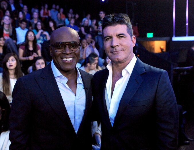 De twee juryleden L.A. Reid en Simon Cowell.