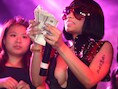 De extravagante zangeres zwaait met geld na een concert op Kerstmis in New York.