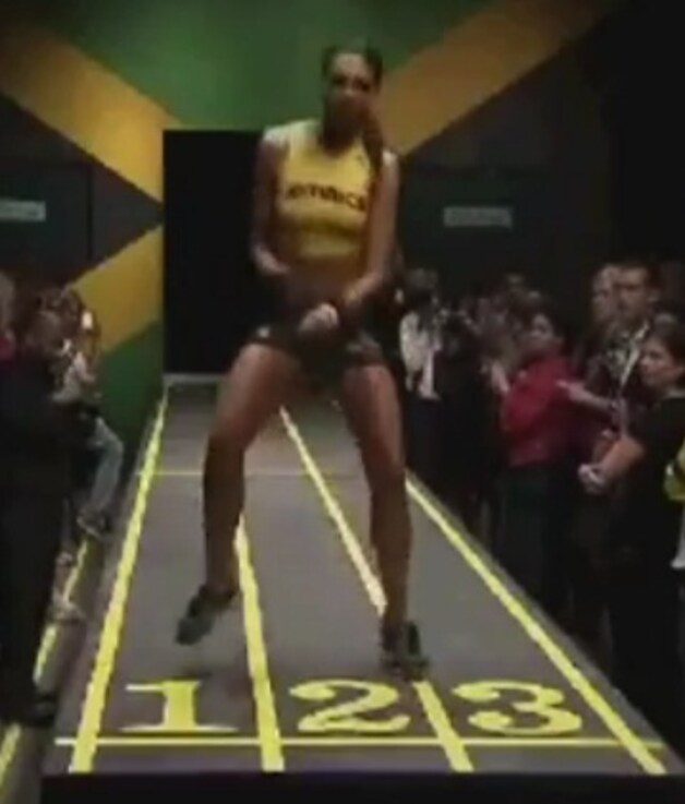 Edwards showde de Jamaïcaanse outfit op de catwalk.