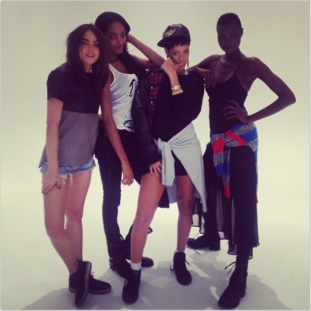 Rihanna op de set van de reclamecampagne.