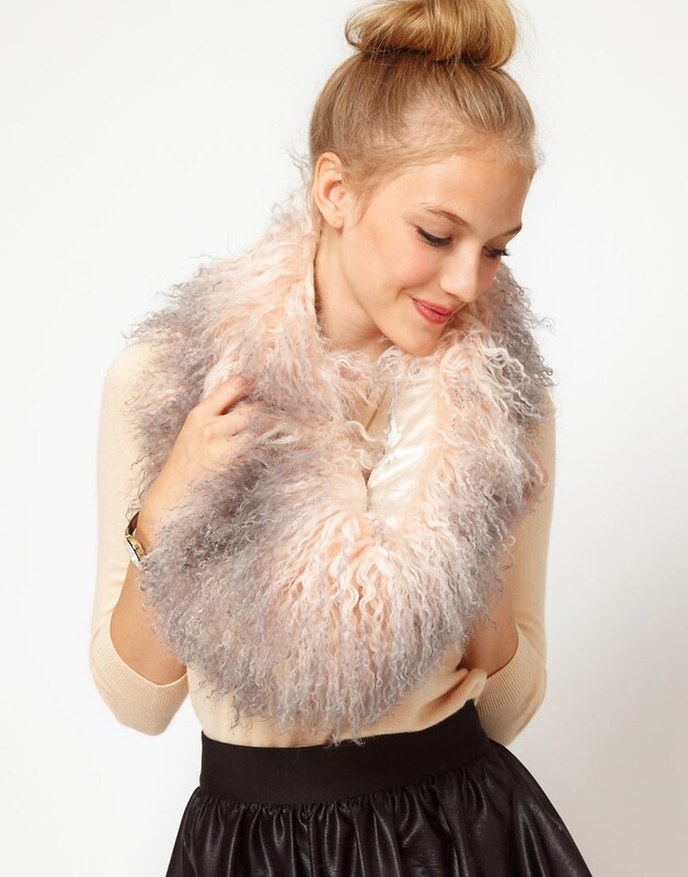 Wie er niet genoeg van krijgt, kan de Siberische muts combineren met een pelzen sjaal.© Asos.com