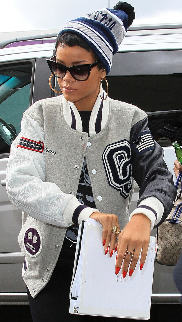 Omdat Rihanna graag speciaal doet, kiest zij voor een beanie met schattige pompon. © Photonews.