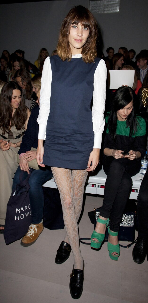 Alexa Chung houdt zichzelf warm met mouwen onder haar jurkje. © Photonews.