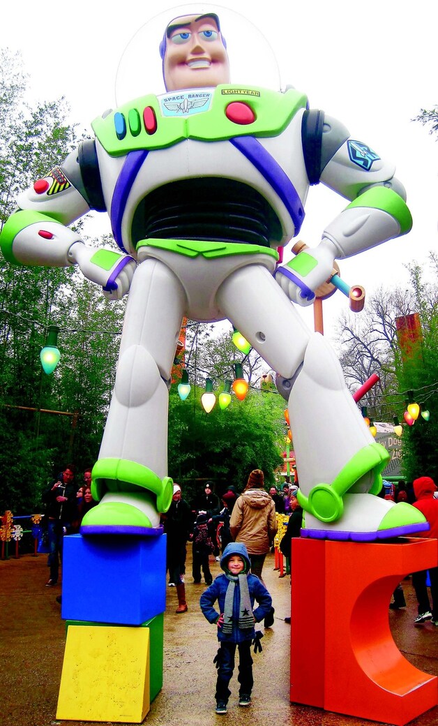 Een gigantische Buzz Lightyear in Toy Story PlayLand, dat deel uitmaakt van het Walt Disney Studios Park.