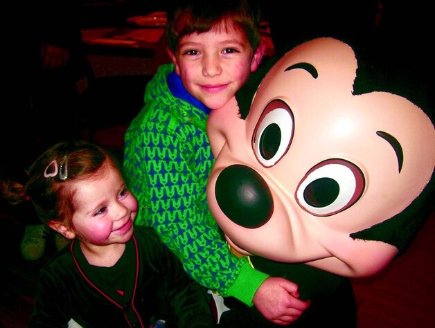 De perfecte plaats om de verjaardag van je kind te vieren: het Café Mickey. Mickey brengt persoonlijk de taart met kaarsjes naar je tafel.