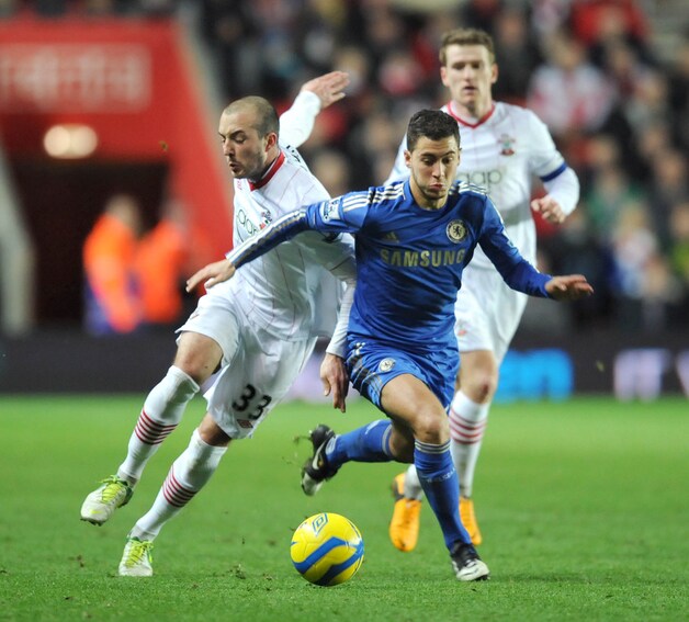De Ridder hier in duel met Hazard.