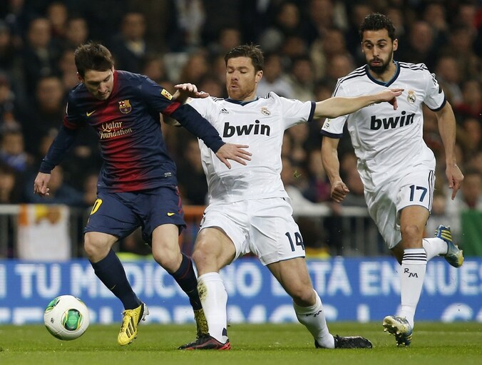 Alonso en Arbeloa proberen Messi af te stoppen
