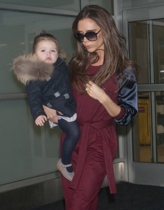 Victoria Beckham met kleine Harper op de arm.